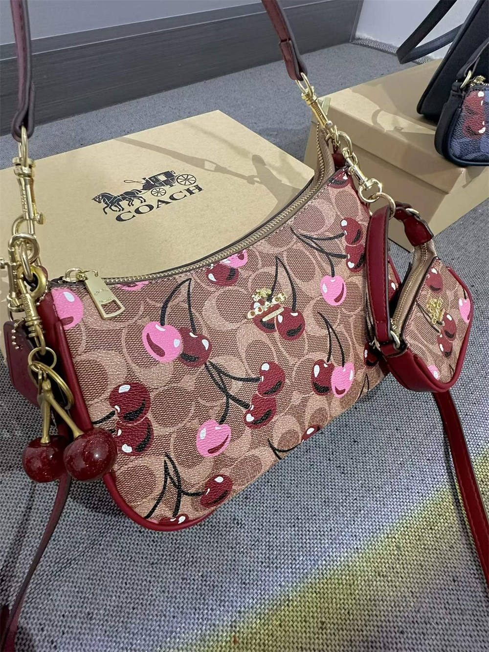 Licky Licky Shouler Handbag: Item (A# C0803)