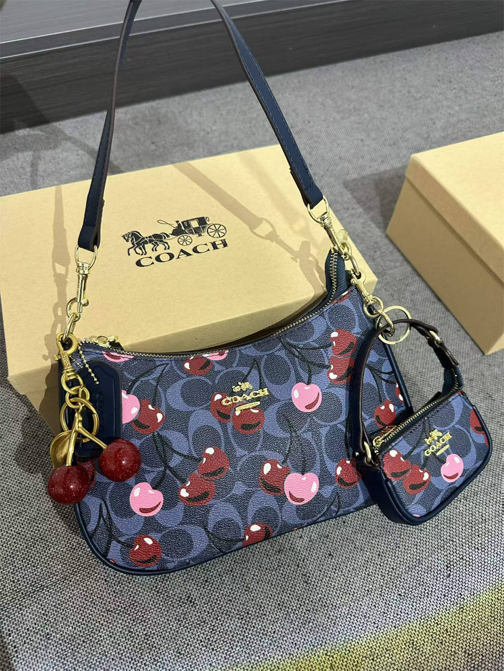 Licky Licky Shouler Handbag: Item (A# C0803)