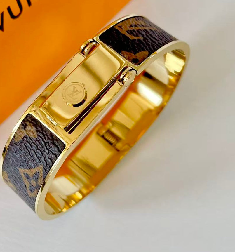 CLEO Bangle: item (F# B0143)
