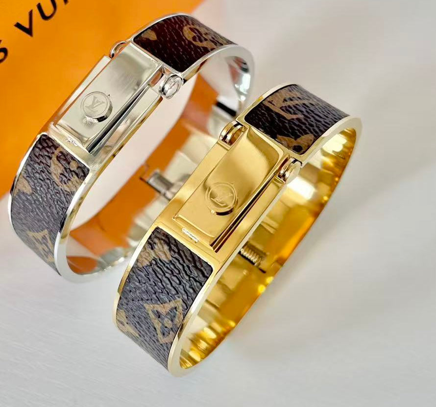 CLEO Bangle: item (F# B0143)