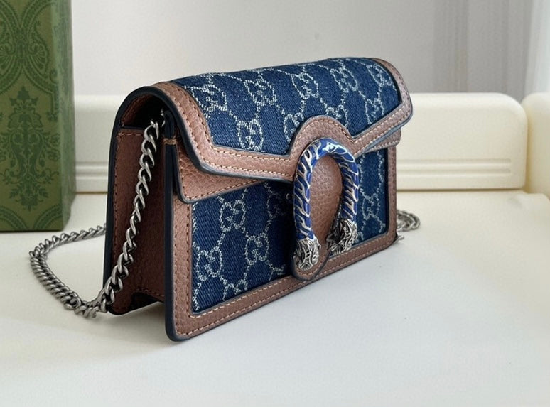 CLARISSA Handbag:Item (A# 31075).